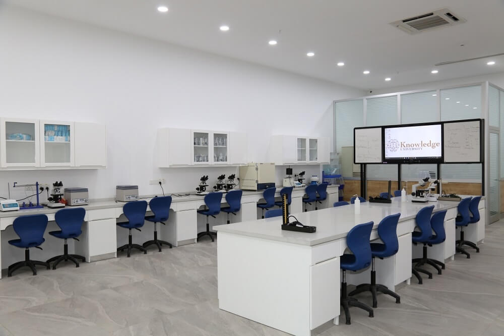Knowledge University, College of Pharmacy Biology lab